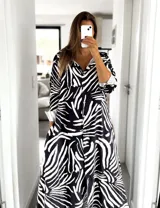 Vestido camisero largo de manga 3/4 con estampado de cebra en blanco y negro.