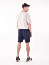 Bermuda deportiva azul marino con cintura elástica ajustable con cordón.