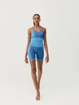 Short biker de tejido Fit_Tech con tecnología 3D, combinación de dos tonos de azul en punto canalé y cinturilla alta.