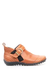 Bota baja color marrón de cuero con hebilla dorada y elástico negro.
