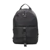 Mochila negra de tela con doble cierre superior, asa de mano y tirantes acolchados ajustables. Tiene un bolsillo frontal con solapa y un compartimento interno para notebook pequeña.