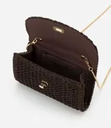Cartera pequeña de rafia con textura de efecto paja, modelo transversal con asa de cadena metálica y cierre de locker metálico frontal.
