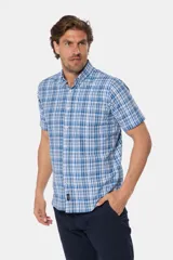 Camisa de manga corta con estampado a cuadros en tonos de azul y blanco.