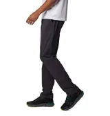 Pantalón de trekking color beige, con tecnología Omni-Shield de repelencia al agua y Omni-Shade de protección solar UPF 50. Cuenta con elástico parcial en la cintura, bolsillos para las manos, bolsillo de seguridad con cremallera y bolsillos traseros.
