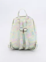 Mochila pequeña de color pastel tie-dye (amarillo, verde, rosado y lila) con bordes y cierres en color lila. Presenta un estampado del personaje Stitch de Disney y la palabra "Stitch" en la parte superior.