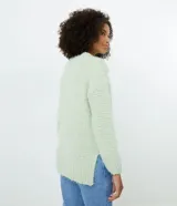 Suéter blanco de punto trenzado con cuello redondo y mangas largas.