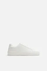 Zapatillas urbanas bajas color blanco, con cordones y suela plana.
