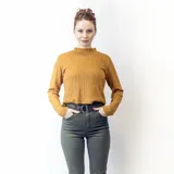 Sweater gris de punto con cuello alto y diseño de trenzas verticales.