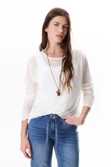 Sweater beige de tejido de punto calado, con mangas largas y cuello redondo. Confeccionado en viscosa y poliéster.