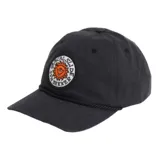Gorra de béisbol negra con visera curva y cordón decorativo negro sobre la visera. Presenta un parche circular bordado al frente con un sol sonriente y el texto "CRITICAL SLIDE SUN SEEKER".