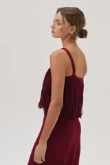 Top tejido color bordó con lurex, breteles anchos y flecos en el frente y espalda.