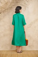 Túnica larga color beige, confeccionada en lino natural, con botones estilo camisa.