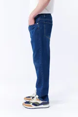 Pantalón jean de corte clásico color azul oscuro.