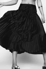 Falda midi plisada color marrón oscuro, de tiro alto y cintura elástica.