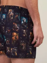 Bóxer de algodón blanco con estampado de flores pequeñas color celeste, con cintura elástica y logo de la marca en el centro.