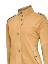 Chaqueta de cuero color tostado, con cuello alto, cierre frontal con botones, bolsillos laterales y charreteras en los hombros.