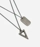 Set de dos collares plateados con cadena de eslabones. Uno presenta un dije rectangular tipo placa militar y el otro un dije triangular con el centro calado.