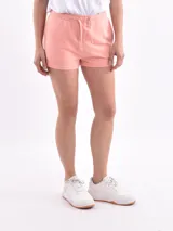 Short de algodón color salmón con cintura elástica ajustable con cordón.