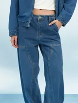 Pantalón de jean celeste de corte ancho con paneles y costuras a la vista.