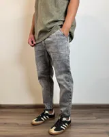 Pantalón jean celeste de corte amplio y tiro alto.
