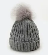 Gorro de lana gris con punto acanalado, pompón de pelo sintético y borde inferior doblado.