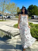 Falda larga de color blanco con estampado floral en tonos rosados y verdes.