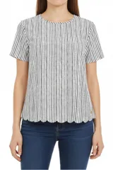 Blusa de poliéster a rayas verticales blancas y negras, con cuello redondo y mangas cortas.