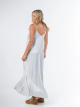 Vestido largo marrón de breteles finos y escote en V, confeccionado en tela nacarada.