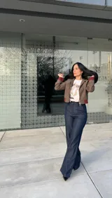 Chaqueta bomber marrón con capucha, cierre frontal con cremallera, puños y bajo en color borgoña.