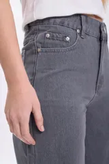 Pantalón de jean gris de corte wide leg.