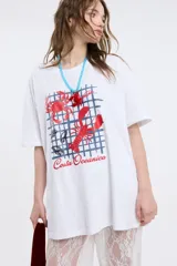 Remera blanca de corte holgado con estampado de cangrejo y langosta en rojo y azul.