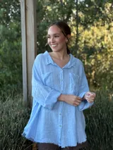 Camisa rosa de lino con terminaciones desflecadas, bolsillos en el pecho y botones.