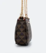 Bolso bandolera rectangular de poliuretano color marrón con estampado de triángulos y correa de cadena dorada.