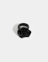 Anillo negro de resina con forma de rosa.