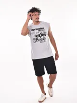 Musculosa gris con estampado de auto clásico y texto en negro.