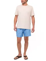 Short de baño celeste con estampado de ballenas en azul y gris. Tiene cintura elástica con cordón ajustable y bolsillos laterales.