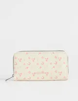 Billetera de cuerina estampada con cierre circundante.