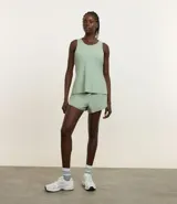 Musculosa deportiva de microfibra color ladrillo, con espalda tipo nadador, escote redondo y perforaciones en toda la prenda.