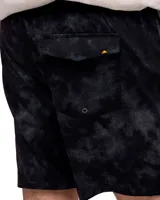 Short de baño azul con cintura elastizada, cordón de ajuste y logo de triángulo amarillo en la pierna derecha.