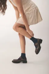 Zapatos Mary Jane color marrón con textura de cocodrilo, hebilla dorada y suela track.