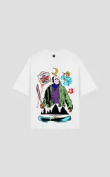 Remera blanca de algodón con estampado de Jason Voorhees de Viernes 13, con un machete y otros elementos de la película.