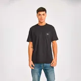 Remera celeste de algodón con bolsillo en el pecho izquierdo y logo de CAT bordado en negro. Corte clásico y mangas cortas.
