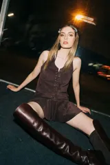 Musculosa marrón de cuero con cordones frontales y cuello halter.