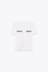 Camiseta blanca de corte slim fit, escote redondo y manga corta. Presenta apliques de fornitura a contraste en el delantero.