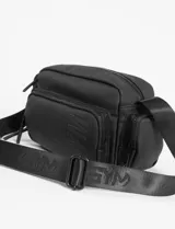 Bandolera negra de poliamida impermeable con un compartimento principal y ajuste regulable.