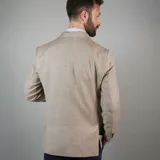 Saco de lana color beige, de corte clásico, con solapas de muesca, cierre de dos botones, bolsillo en el pecho y bolsillos laterales con solapa.