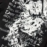 Camisa negra de manga corta con cuello, corte regular fit y estampado gráfico en blanco con tipografía gótica y un diseño central.