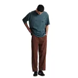 Remera de algodón color verde azulado con efecto lavado, corte holgado y bolsillo frontal con un pequeño bordado en forma de diamante.