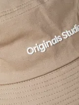 Gorro tipo bucket color beige con bordado frontal con la leyenda "Originals Studio".