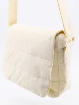 Bandolera acolchada color beige con correa larga regulable.